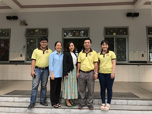 CBCNV Essna chụp hình lưu niệm với Sơ Phụng tại trung tâm bảo trợ khiếm thị Nhật Hồng